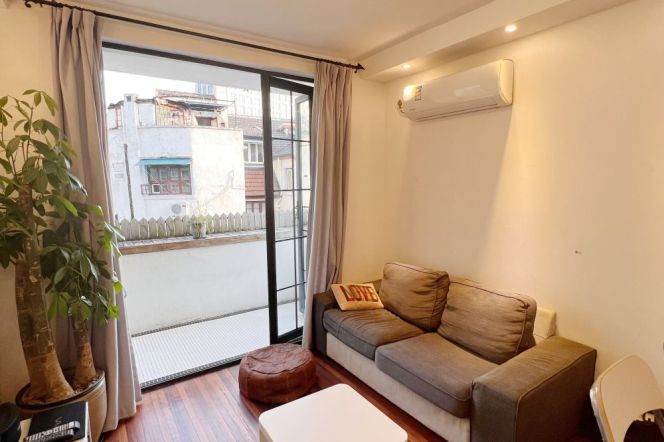 Bright Apt. Decent layout w. Outdoor balcony 