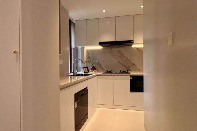 Modern 3brs with floor heating and balcony in central Zhong shan park