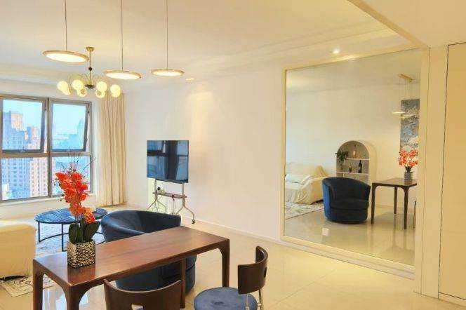 Panoramic Waterfront Residence in North Bund | 125sqm with S-Bend Vistas