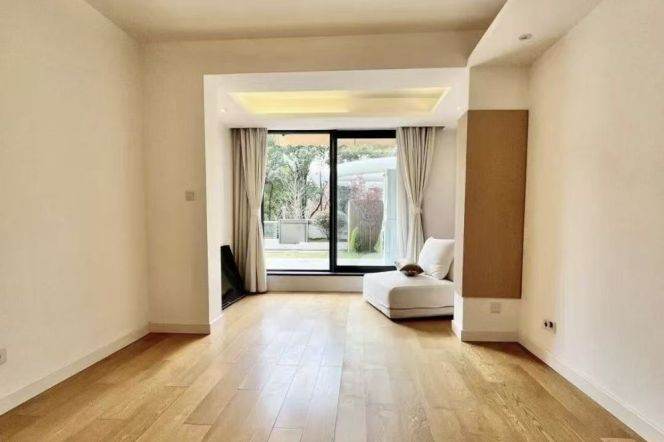 brand new big 3brs with floor heating very big terrace beside Taikoo Hui line 2,12,13 only 38.5K