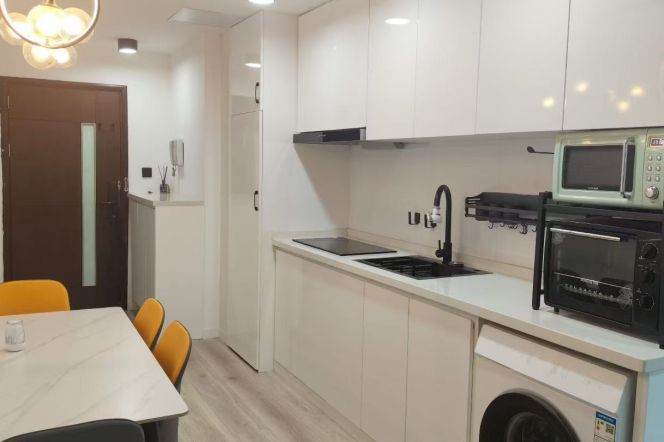 line 2/7/14 jing’an temple - 1bed - big balcony- elevator- comfortable living 