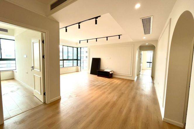 4 Brs, 2 Baths, Brand-new Dec, Floor Heating, Central ac, 170 sqm @ Zhongtan metro L3&4