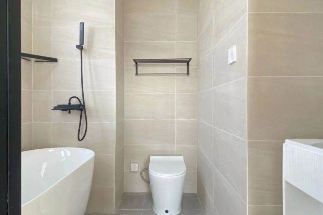 Siping Road / Ruihong Commercial Area — High-Floor 3BR