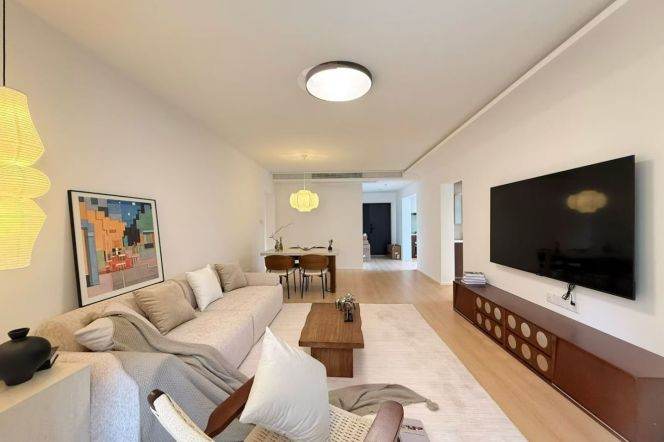 3 Brs, 2 Baths with New Dec, Floor heating, Central ac, Dish washer, 150 sqm @ Zhongtan metro L3&4