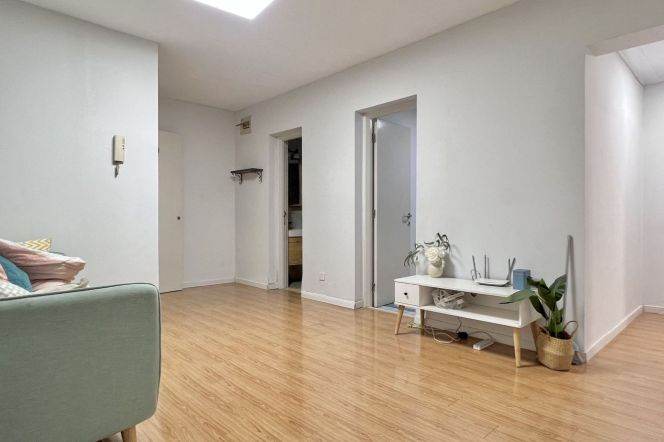 Cozy room with balcony near Jingan temple, yanping rd, Wuding rd, long/short lease