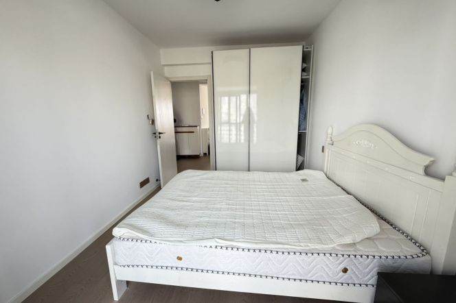 3 Brs, 2 Baths with Balcony, Floor Heating, Oven, Dish washer @ Xinzha metro L1