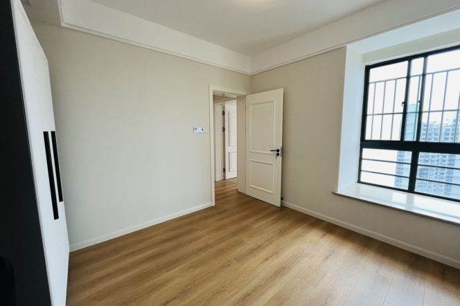 4 Brs, 2 Baths, Brand-new Dec, Floor Heating, Central ac, 170 sqm @ Zhongtan metro L3&4