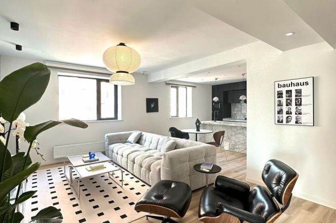 3 Brs, 2 Baths with Floor Heating, Central ac, Oven, 160 sqm @ Zhongshan park L2,3&4