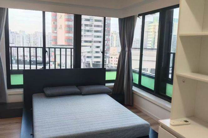 line 2/7/14 jing’an temple - 1bed - big balcony- elevator- comfortable living 