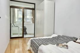 Cozy room with balcony near Jingan temple, yanping rd, Wuding rd, long/short lease