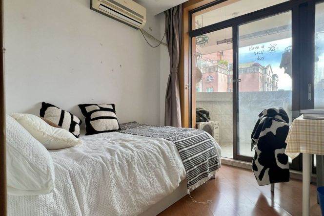 Nice room with balcony near Jingan temple, close to SJTU, long/short lease