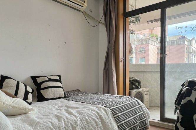 Nice room with balcony near Jingan temple, close to SJTU, long/short lease