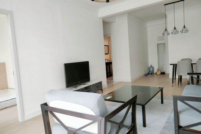 jiangsu rd elevator 2BR/big living room@L2/11