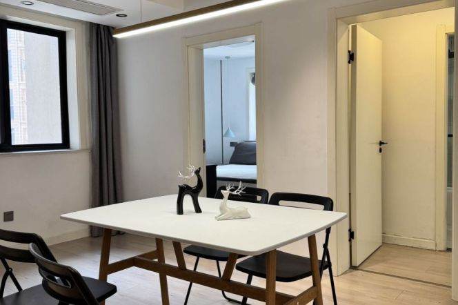Modern&Spacious 2Br-2bathr on Yanping rd /Nr Jing'an Temple metro L2/7 /elevator