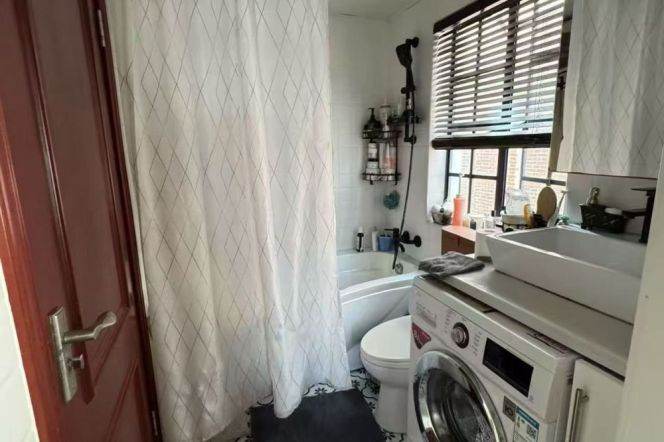 Biig terrace 2br@Julu Road,close Line 1/10/12 South Shanxi Road St.