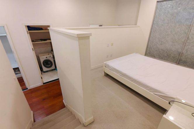 High ceiling & Spacious 1 br next SuZhou Creek, easy to L 8/10 QuFu Rd St.near People Square