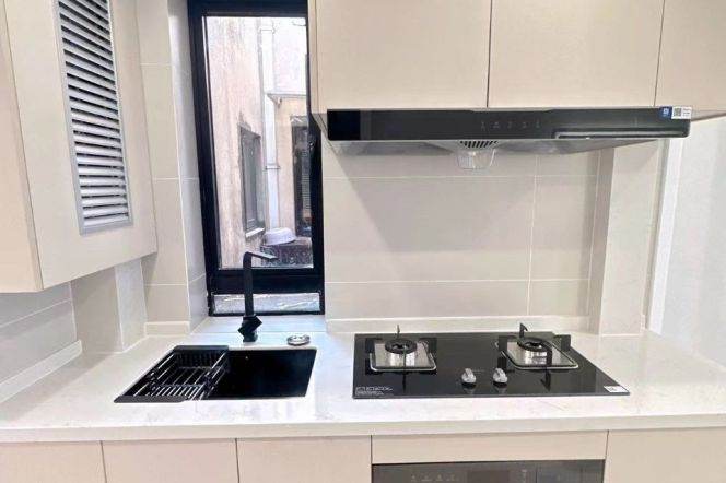 8.5k Clean 1Br with floor heating and open balcony Nr Changping Rd.line7