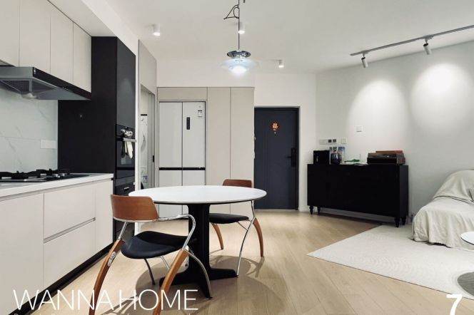 Luxury Compound/Jiangsu Rd/Elevator/Parking/Balcony/Walk-in Closet/Large Storages/Cozy2+1br2bt