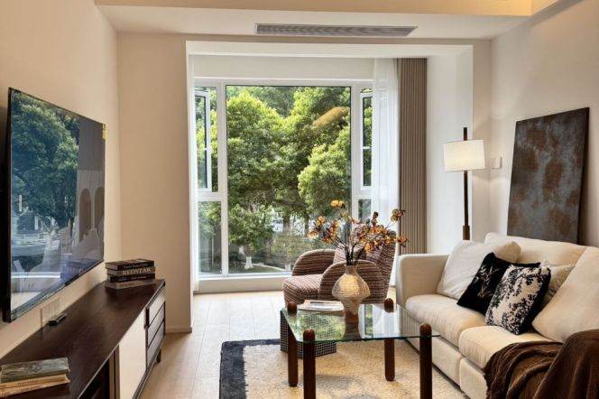 Suzhou Creek | Simple & Beautiful 1BR + Big windows | Hanzhong rd metro | Green view