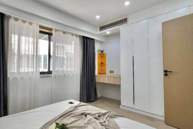 L7 Changping rd  nice 1br +oven  /  Spacious / Bright / Modern/ Quiet / Stairs