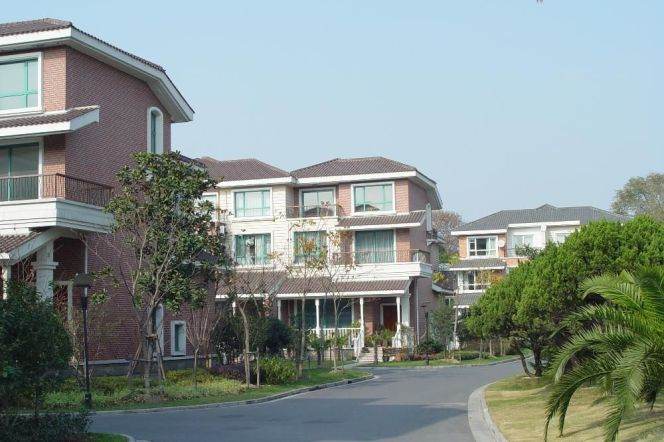 modern big 4brs townhouse floor heating nice garden in Hong qiao 38K