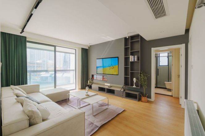 Flowing Spring Apartment — High-Floor 3BR with Wall Heating — 146 sqm
