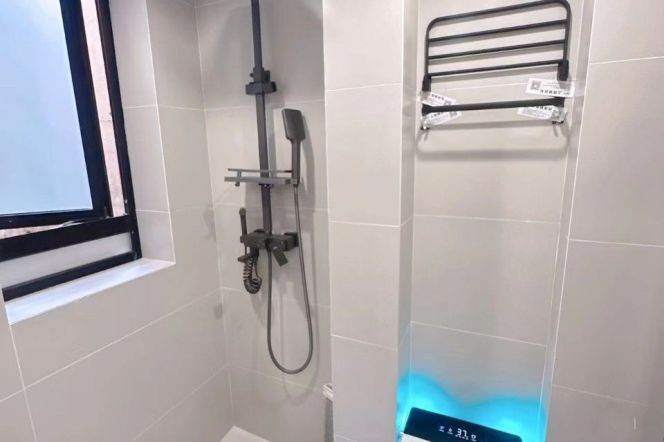 8.5k Clean 1Br with floor heating and open balcony Nr Changping Rd.line7