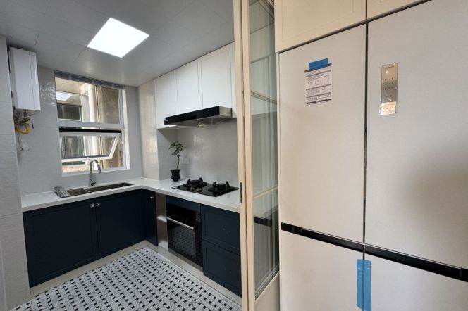 Modern 2brs with floor heating and balcony belong to Xintiandi area and Dapuqiao