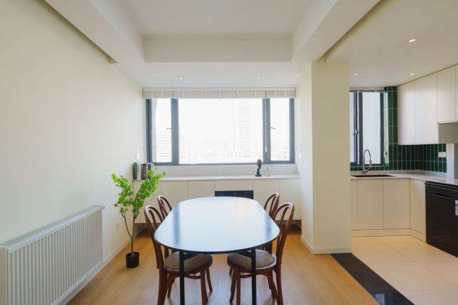 Flowing Spring Apartment — High-Floor 3BR with Wall Heating — 146 sqm