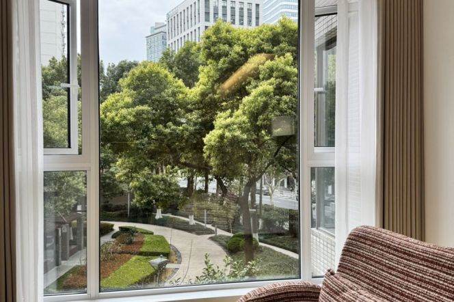 Suzhou Creek | Simple & Beautiful 1BR + Big windows | Hanzhong rd metro | Green view
