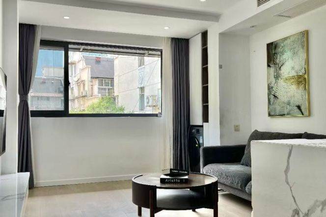 L7 Changping rd  nice 1br +oven  /  Spacious / Bright / Modern/ Quiet / Stairs