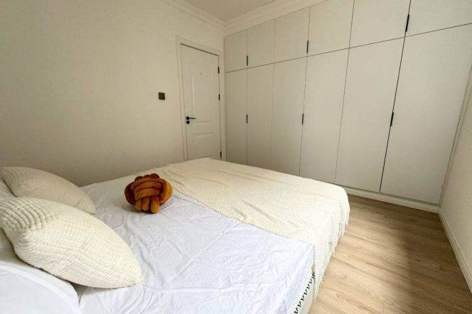 jiangsu rd 1BR/big living room@L2/11