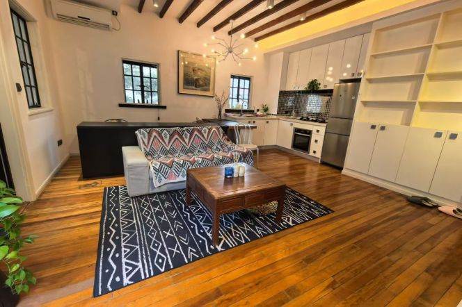 Unique spacious 1br,with outdoor balcony,close to Library,Line 10