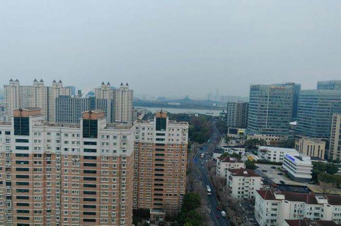 1 br on high floor with River view in DaPuQiao. easy walking to L9 DaPuQiao St.+ L4 LuBan Rd St