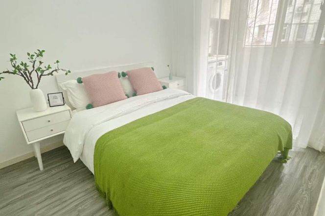 West yan'an rd/Modern 1br 2lr/double south/big living room@L3/4