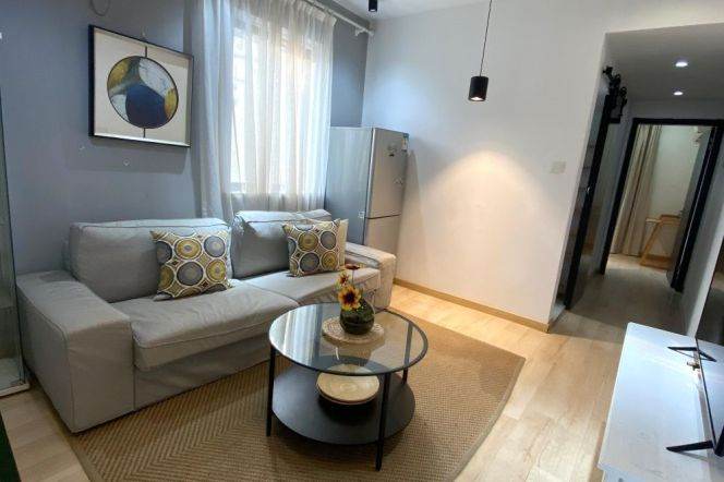 Jiangsu rd/spacious 2br 1lr/all bright room/brand furniture@L11/2