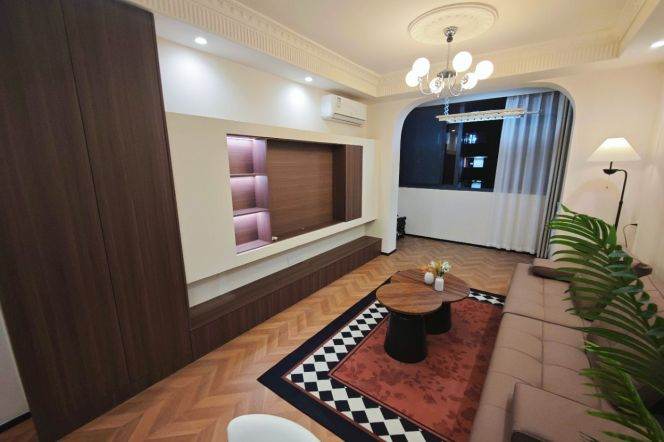 Spacious 1br 2lr/brand new/double south/big living room,Zhongshan(N) rd@L1/3/4