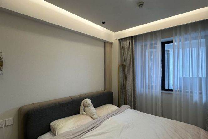 Super close to Shangsheng New Town, 80 sqm, large 1-bedroom, with excellent lighting.