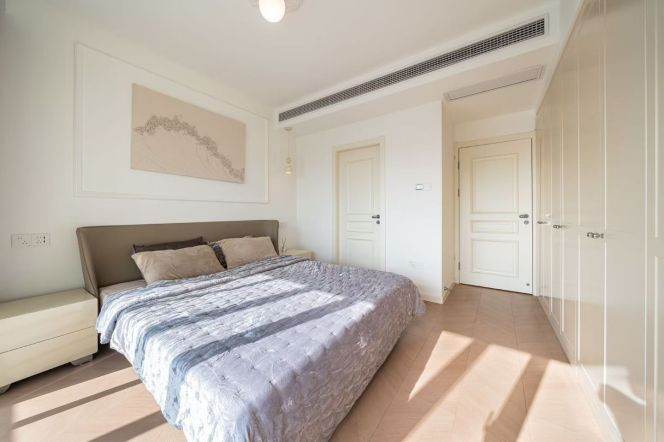 Jing'an Temple, with an outdoor balcony and floor-to-ceiling windows for excellent natural lighting.