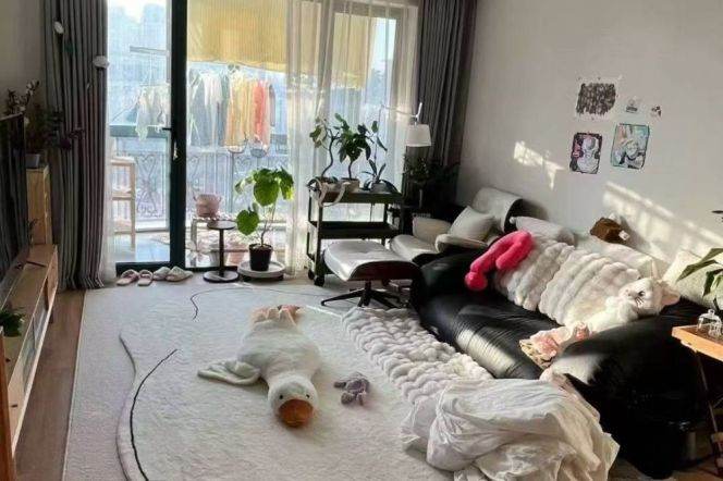 2 Brs, 2 Baths with Balcony, Floor Heating, Central ac, Oven, 130 sqm @ West Yan’an metro L3&4