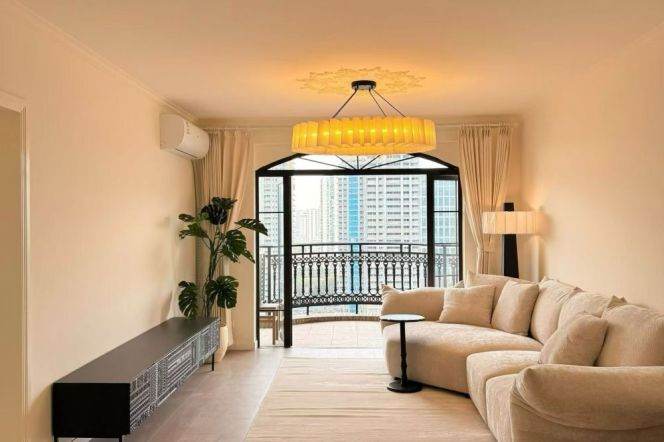 3 Brs, 2 Baths with Open Balcony, Big Kitchen, 156 sqm @ Laoximen station L10