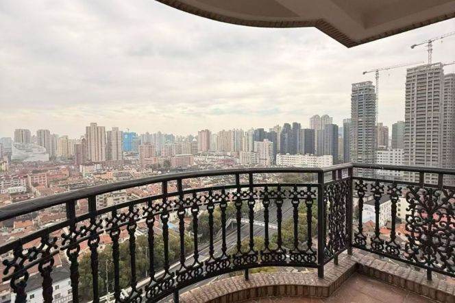 3 Brs, 2 Baths with Open Balcony, Big Kitchen, 156 sqm @ Laoximen station L10
