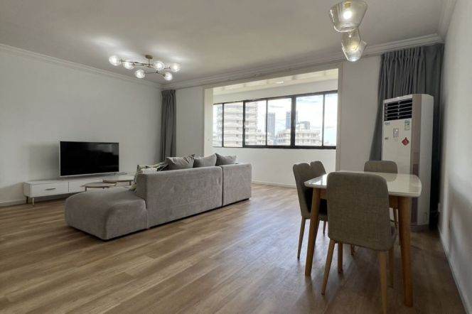 4 Brs, 2 Baths, 170 sqm with Balcony, High rise Building @ Pudong Avenue L4&14