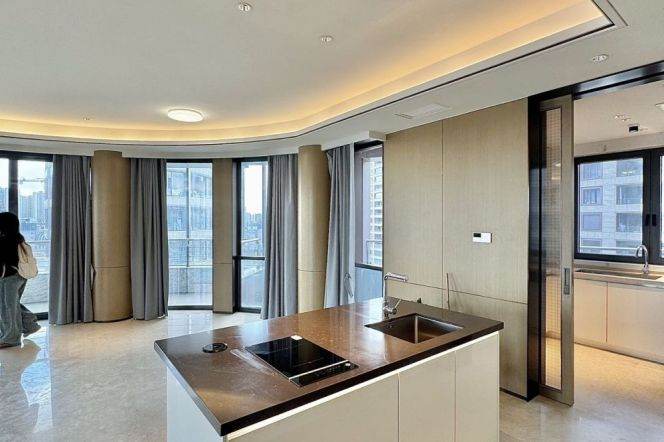4 Brs, 4 Baths with Open Balcony, Floor Heating, Bund View, 228 sqm @ Longyao metro L11