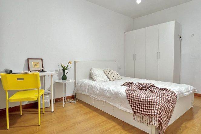 Master bedroom near Zhongshan park, private bathroom, close to ECNU, long/short term 
