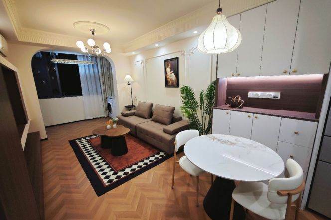 Spacious 1br 2lr/brand new/double south/big living room,Zhongshan(N) rd@L1/3/4