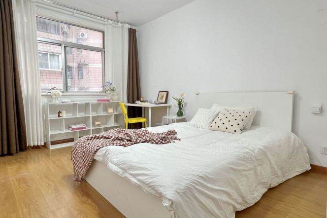 Master bedroom near Zhongshan park, private bathroom, close to ECNU, long/short term 