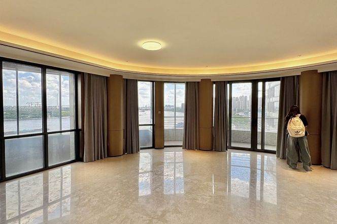 4 Brs, 4 Baths with Open Balcony, Floor Heating, Bund View, 228 sqm @ Longyao metro L11