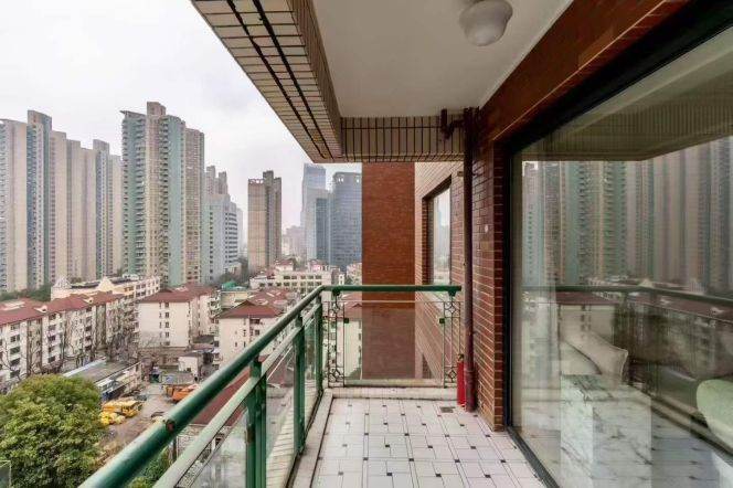 The Courtyards high floor spacious 3brs/2lv/2bt apt with balcony; L2/11