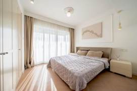 Jing'an Temple, with an outdoor balcony and floor-to-ceiling windows for excellent natural lighting.